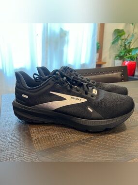 Brooks Launch 9 running shoes in black and white 9 Men WIDE